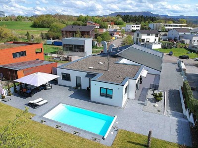 Exklusives und energieeffizientes Einfamilienhaus mit Swimmingpool und Kfz-Lackierfachbetrieb