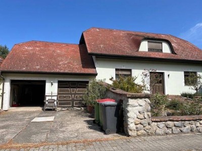 Einfamilienhaus, unterkellert mit Doppelgarage und Garten