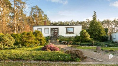 Idyllisches Anwesen: Großes Grundstück, geräumige Terrasse, hübscher Garten mit Teich & Doppelgarage