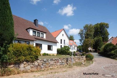 Einfamilienhaus mit Garage und Terrasse