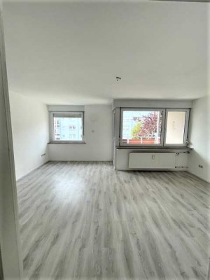 Großzügige 1 Zimmer Wohnung mit Einbauküche und Balkon