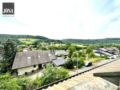 RESERVIERT!
Unverbaubarer Panoramablick!
Großzügige 4-Zimmer-Wohnung im Dachgeschoss vor den Toren