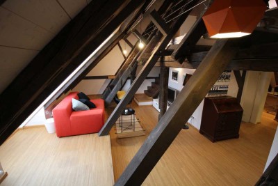 Moderne DG Wohnung/Maisonette im sanierten Denkmalhaus mitten in der Altstadt, möbliert