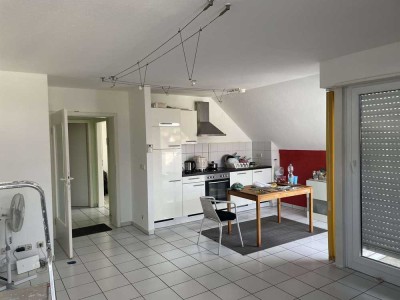 Lichtdurchflutete Dachgeschosswohnung, ruhig mit Dachterrasse
