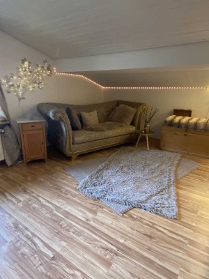 Lichtvolle 1,5-Zimmer-Dachgeschosswohnung mit Balkon in Ahorn, Wohlbach