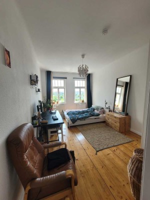 Lichtdurchflutete 2-Zimmer-Wohnung mit Balkon und Ausblick – Zwischenmiete 3 Monate