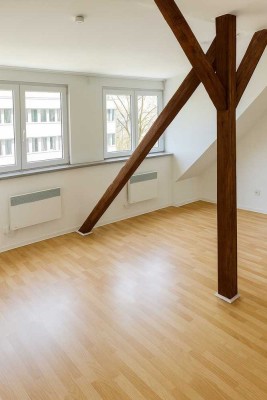 Moderne Dachgeschosswohnung mit authentischen Sichtbalken - Erstbezug nach Sanierung