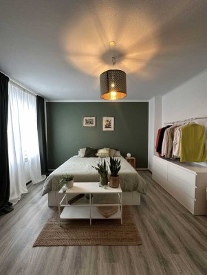 Attraktive, helle 2-Zimmer-Wohnung (Altbau) mit Einbauküche in Leverkusen-Opladen.