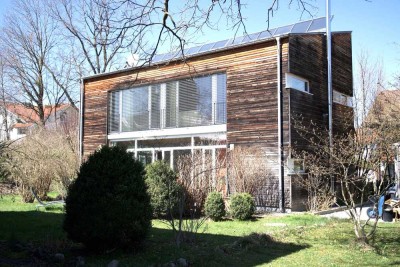 Einfamilienhaus mit viel Holz und Glas. Dießen am Ammersee, wo andere Urlaub machen.