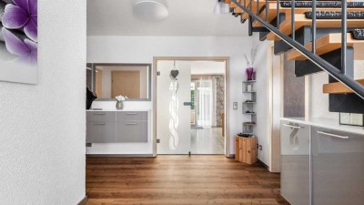 Einziehen und Wohlfühlen - Renoviertes Einfamilienhaus mit Garten, Terrasse, und Garage