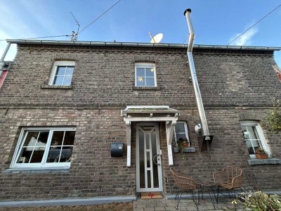 5 Gehminuten zu Fuß zum Rhein: Gemütliches EFH mit Kamin und 4 Schlafzimmern im Zentrum von Mondorf.