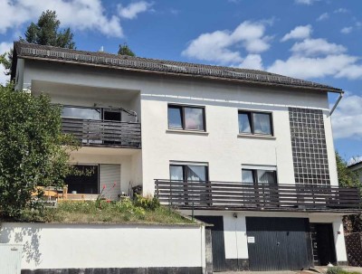 Freistehendes, freiwerdendes Zwei- bis Dreifamilienhaus nebst 2 Garagen