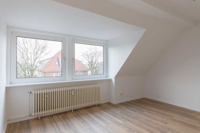 Frisch sanierte Dachgeschosswohnung mit modernem Komfort, Abstellraum und PKW-Stellplatz