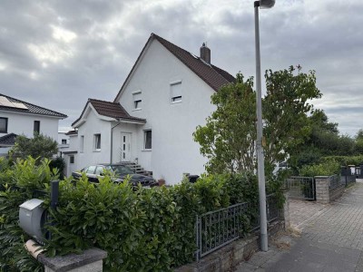 Günstige, vollständig renovierte 4-Raum-Doppelhaushälfte in Hannover Nordhafen