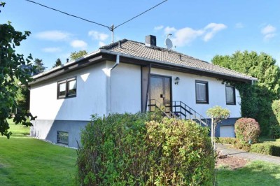 **Walmdachbungalow mit Garage und großem Garten **