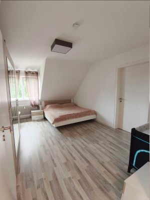 Helle 4-Zimmer-Dachgeschosswohnung mit Gartenmitbenutzung – befristet bis 31.03.26