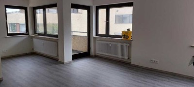 NUR für Singles: helles, neu renoviertes Appartement mit Balkon in ruhiger Lage in R-Ziegetsdorf/...