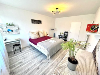 Gartenwohnung: Neu renoviert & möbliert mit EBK, Balkon und inkl. Stellplatz in Nürnberg
