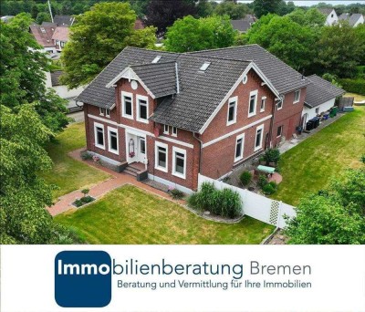 Zweifamilienhaus mit drei Garagen und großem Garten