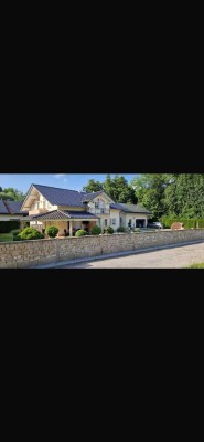 Attraktives Einfamilienhaus mit Pool, Doppelgarage, 30 kW/p PV-Anlage und Halle Nähe Plattling