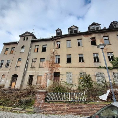 Zwei Abrisshäuser in der Nähe des Schlosses