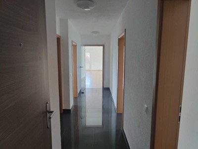 Wunderschöne 4-Zimmer Wohnung mit ca. 25qm Terrasse, Keller, Waschraum und 2 Stellplätze in Meckenbe