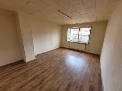 Große 2,5-Zimmer-Wohnung zu vermieten