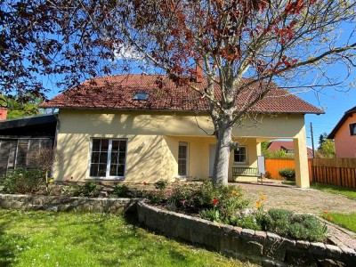 Großzügiges Einfamilien- bis Zweifamilienhaus mit effizienter Wärmeversorgung!