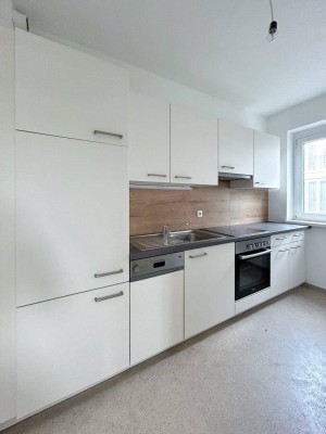HELLE 2 ZIMMER WOHNUNG MIT KÜCHE, BALKON UND TIEFGARAGENPLATZ - 2 MONATE MIETFREI