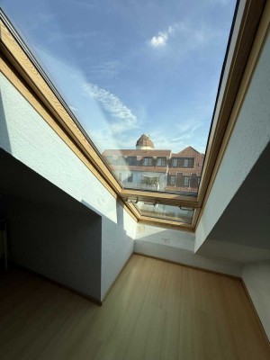 Lichtdurchflutete Dachgeschosswohnung mit Tiefgaragenstellplatz