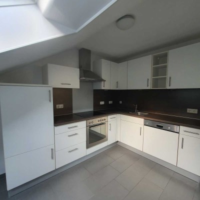 Großzügige 4-Zimmer Dachgeschosswohnung neu renoviert