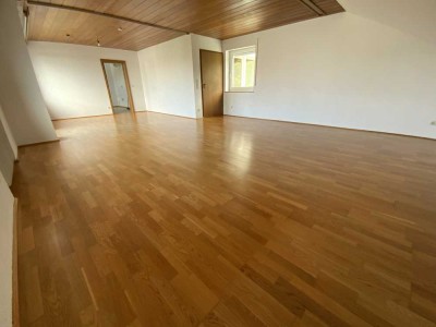 Helle großzügig geschnittene Wohnung 1. OG in Mering