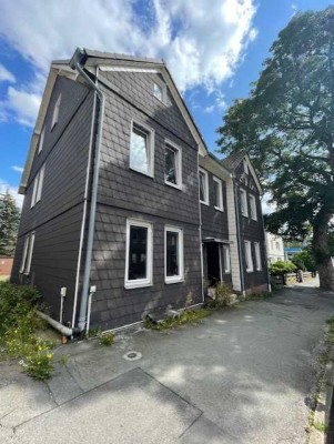 Mehrfamilienhaus mit großem Grundstück und 2 Garagen