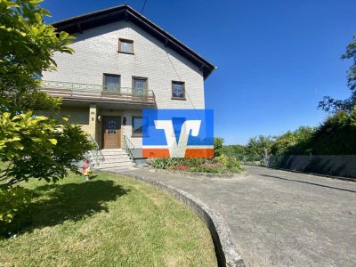 Großes Zweifamilienhaus auf riesigem Grundstück