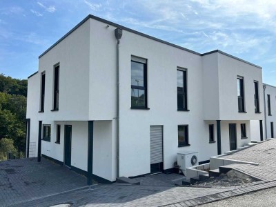 Neues Einfamilienhaus (DHH) mit 4 Zimmern in Windeck