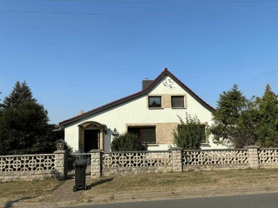 Freistehendes Einfamilienhaus mit großzügiger Raumaufteilung in ruhiger Siedlungslage !!