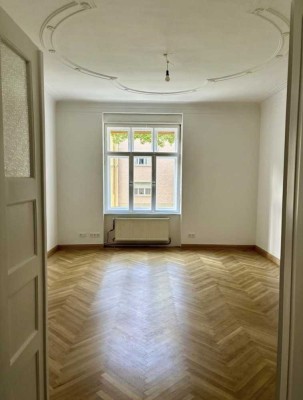 Luxus-Altbau Erstbezug nach Sanierung: Attraktive 6-Zimmer-Wohnung mit Balkon in Heidelberg