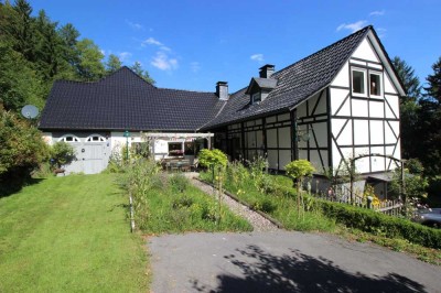 Landhaus in idyllischer Lage auf großzügigem Grundstück und vielseitig nutzbarer Scheune!