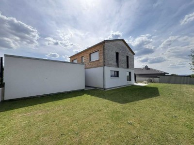 Modernes Familienidyll mit Garten & Photovoltaik: Neuwertiges Einfamilienhaus in Tirschenreuth