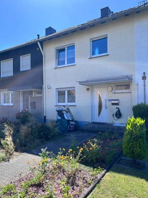 Familienfreundliches Reihenhaus in Leverkusen mit Wintergarten & Gartenidylle