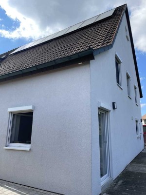 Flair eines Reihenhauses: 3-Zimmer Wohnung mit großer Terrasse