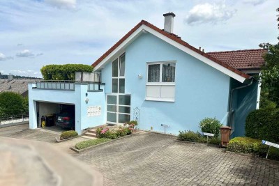 Exklusive DG-Wohnung (Haus im Haus) mit 2 Balkonen & Doppelgarage - 122 qm in Pforzheim-Mäuerach