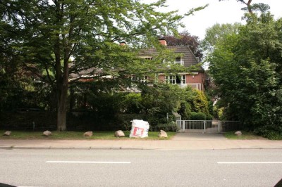 Modernisierte 3-Zimmer-EG-Wohnung mit Balkon und Tiefgaragenstellplatz in Blankenese, Hamburg.