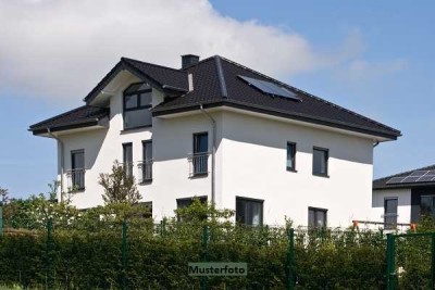 2-Familienhaus und Garage