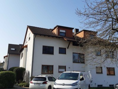 Ideale 3-Zimmer-DG-Wohnung für Singles oder junge Paare in ruhiger Wohnlage!