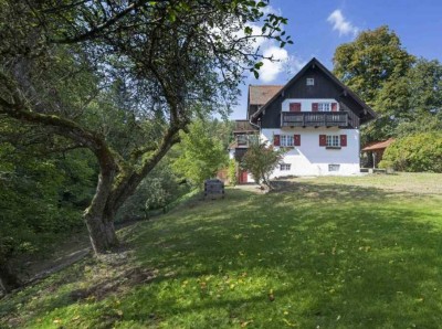 Historisches Landhaus von 1927 mit idyllischem Grundstück in Icking