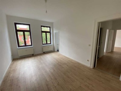 CONNEWITZ * renovierte gemütl. 2,5 Zimmer-Whg* sep. Küche mit EBK* Duschbad* Laminat*