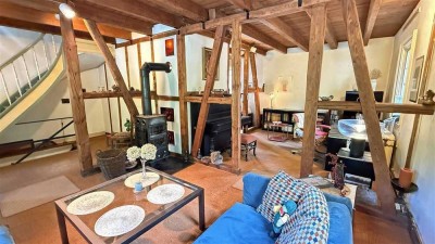 Mit viel Charme und Atmosphäre:   Fachwerkhaushälfte mit Atelier in Wiehl-Mühlhausen