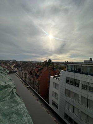 Erstbezug nach Sanierung: Moderne Dachgeschosswohnung mit Balkon und Einbauküche