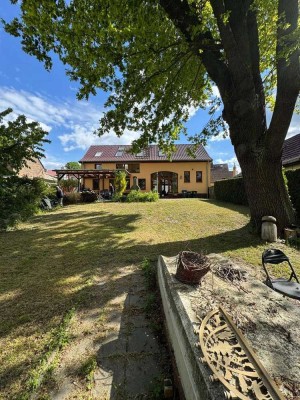 Außergewöhnliches Wohnensemble: Ausgebaute Scheune mit Bachzugang & zweitem Haus